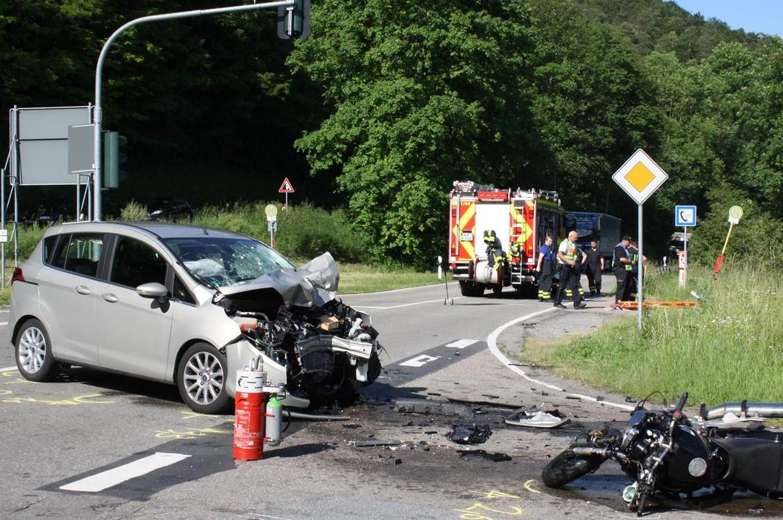 Verkehrsunfall zwischen PKW und Motorrad
